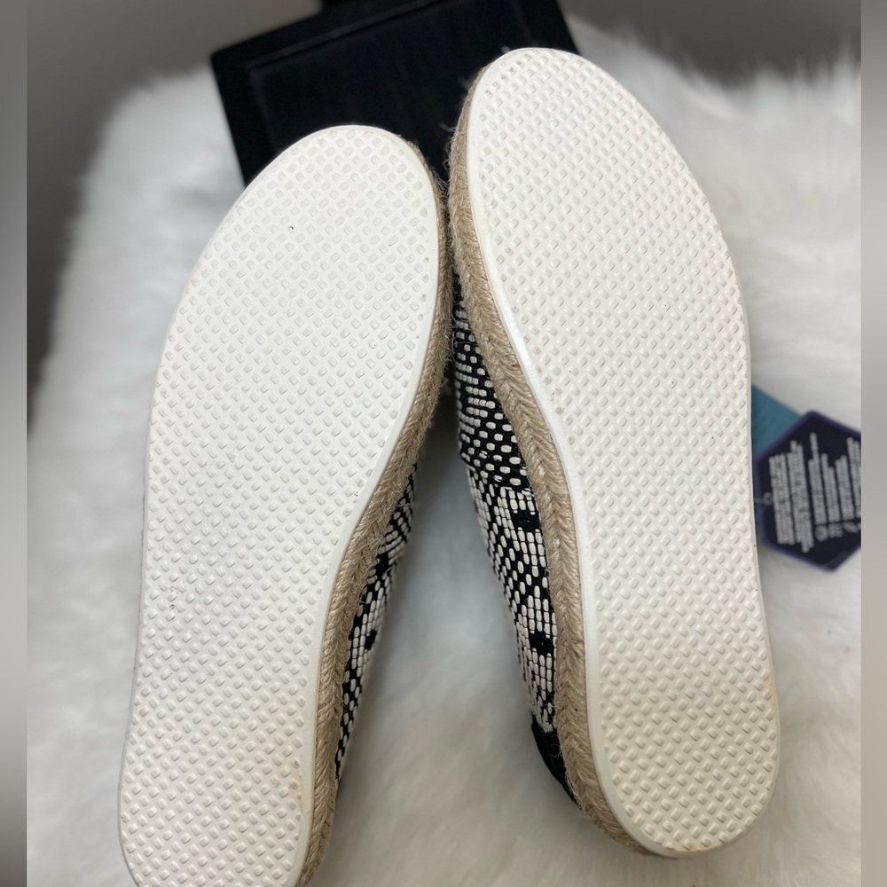TOMS Slip On Women's Size 8.5 Classics Black White Geometric Print Espadrille - Picture 11 of 11